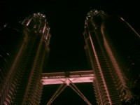 Twin Towers bei Nacht