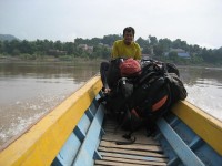 oh sorry, erstmal ging es ueber die grenze (mekong river)nach laos
